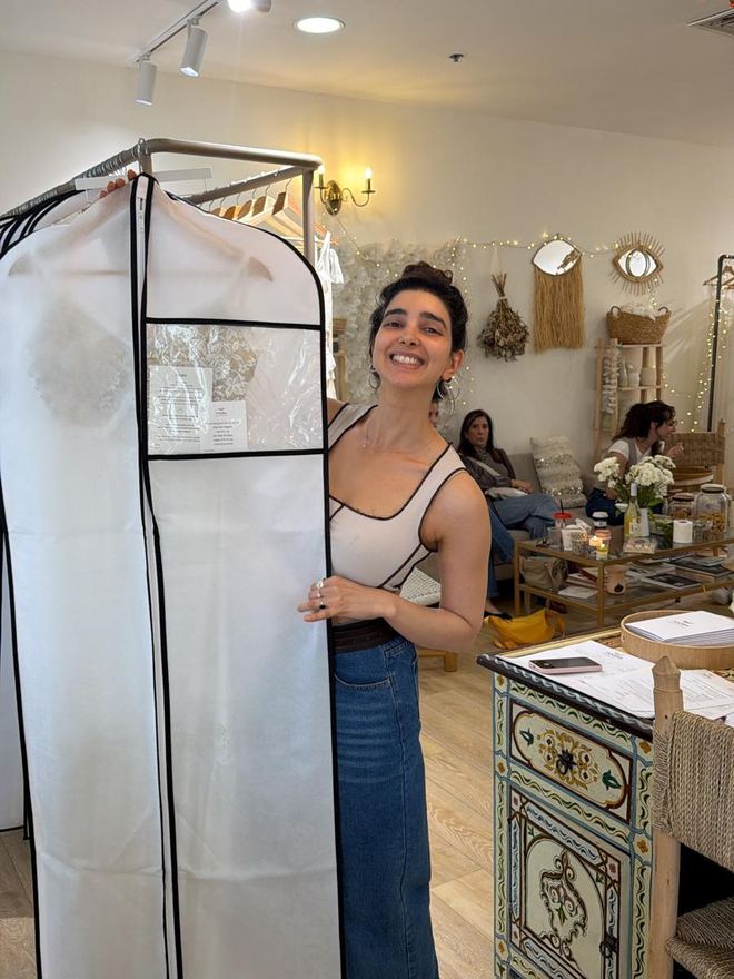 כלה של טורה בסטודיו עם שמלת הכלה שבחרה