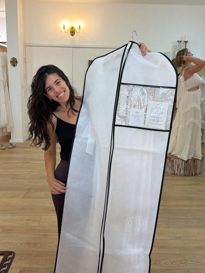 כלה של טורה בסטודיו עם שמלת הכלה שבחרה